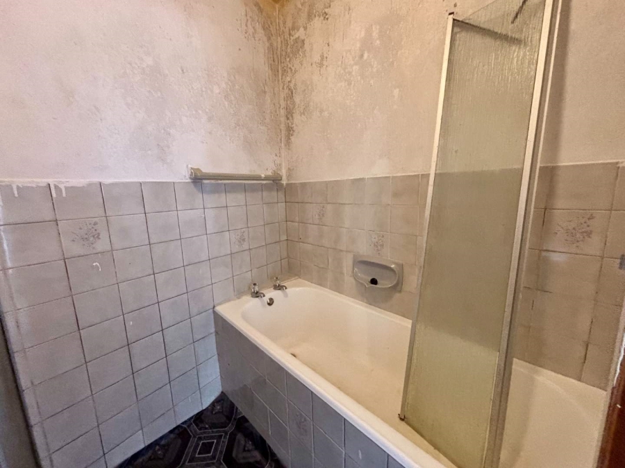 2 Bedroom Property for Sale in Vredehoek Western Cape
